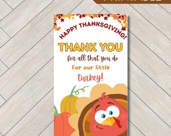 Könnte beinhalten: Eine rechteckige, druckbare Karte mit Thanksgiving-Motiv und Herbstblättern am oberen Rand. Der Text lautet: HAPPY THANKSGIVING! THANK YOU for all that you do for our little turkey! Sie enthält Illustrationen eines Kürbisses und eines Truthahns.