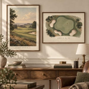Puede incluir: Dos láminas de arte enmarcadas con escenas de campos de golf. La lámina vertical muestra un paisaje titulado FAIRWAY STUDY No. 01. La lámina horizontal muestra una vista aérea de un green de golf titulada GREEN No. 02 NORTH FIELD.