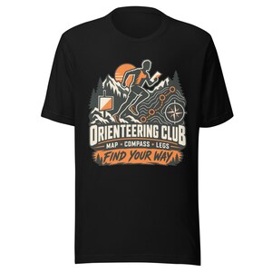 Könnte beinhalten: Ein schwarzes Kurzarm-T-Shirt mit einer Grafik eines Läufers in einer Berglandschaft, inklusive Kompass und Karte. Der Text lautet ORIENTEERING CLUB, MAP COMPASS LEGS und FIND YOUR WAY in Weiß und Orange auf dunklem Hintergrund.