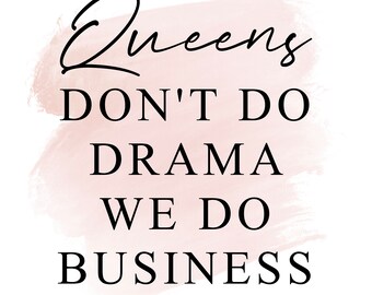 以下が含まれることがあります： 「Queens DON'T DO DRAMA WE DO BUSINESS」のテキストが黒い筆記体とサンセリフ体で書かれたデジタルプリント。テキストは、白い背景にソフトなブラッシュカラーの水彩画で配置されています。「D'nea Designs」のサインが含まれています。