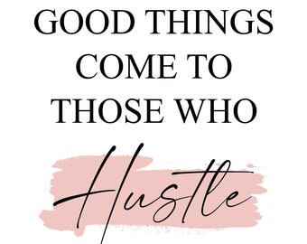 以下が含まれることがあります： 「GOOD THINGS COME TO THOSE WHO Hustle」と書かれた黒い文字の白いプリント。 「Hustle」という単語は筆記体で、その背後にピンク色の筆致があります。 デザインには「D'nea Designs」というテキストが含まれています。