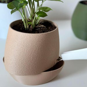 Maceta moderna con autorriego: maceta ecológica impresa en 3D con sistema de mecha