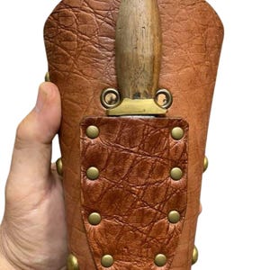 Ręcznie robiona skórzana pochwa na nadgarstek z uchwytem na nóż - Necker Knife Alternative Custom Leather Wristband Prezent na rocznicę
