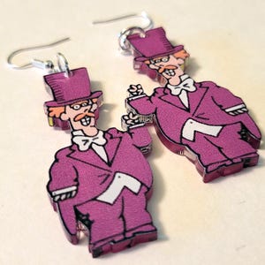 Könnte beinhalten: Eine weiße Keramik-Tasse mit schwarzem Henkel und dem Text "But First, Coffee" in handschriftlichem Stil. Die Tasse steht auf einer weißen Oberfläche. Die Tasse ist 10 cm hoch.