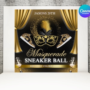 Op de afbeelding: Een zwarte en gouden maskerade-uitnodiging met de tekst "Jason's 20th Masquerade Sneaker Ball Birthday Celebration". De uitnodiging bevat een gouden en zwart masker, twee gouden sneakers en gouden gordijnen.