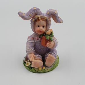 K&#39;s Collection Easter Bunny Figurine – Purple Bunny Child with Flowers – Spring Decor – Vintage Resin Easter Collectible