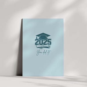 Carte bleue minimale de remise des diplômes pour la promotion 2025 | Haute qualité, conçu au Royaume-Uni