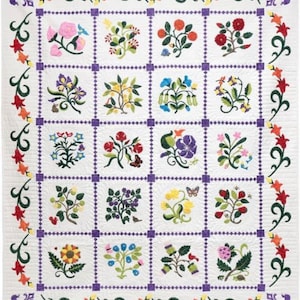 Pode incluir: Um edredom branco com um padrão de grade com desenhos florais bordados em várias cores. O edredom tem uma borda decorativa com motivos florais vermelhos, verdes e laranja e detalhes quadrados roxos.