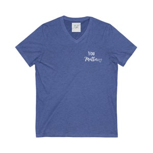 You Matter (ホワイトレタリング) ユニセックス ジャージー 半袖 Vネック Tシャツ