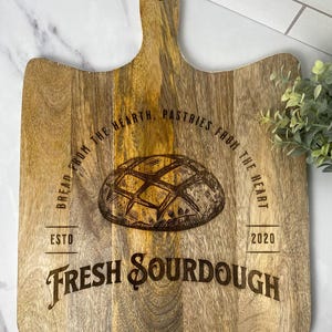 Tábua de corte em madeira de manga gravada – Design “Fresh Sourdough”