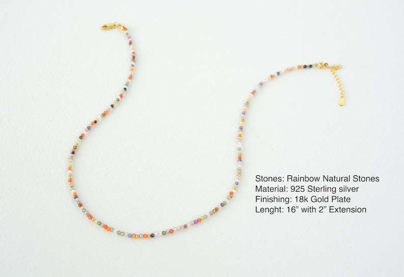 Puede incluir: Un delicado collar hecho con piedras naturales arco&iacute;ris, plata de ley 925 y un acabado chapado en oro de 18 quilates. El collar mide 40,6 cm de largo con una extensi&oacute;n de 5,1 cm.