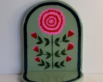 Estante de altar de cerámica pintado a mano – Santuario de arte popular floral rosa, pequeña decoración de pared