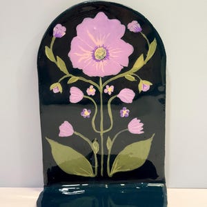 Altar de cerámica con flores - Relicario del Jardín de Medianoche