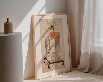 以下が含まれることがあります： 花瓶、本、装飾品のある静物画が描かれた額入りのアートワーク。 アートワークは明るい木製のフレームに入っており、壁に立てかけられています。 小さな茶色の花瓶が円筒形の台座に置かれています。
