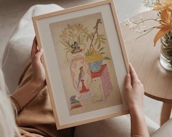 以下が含まれることがあります： 色鮮やかな静物画のイラストが描かれた、額入りのアートプリント。 ヴィンテージスタイルの花瓶、鳥、果物が描かれています。 フレームは明るい色の木材で作られています。