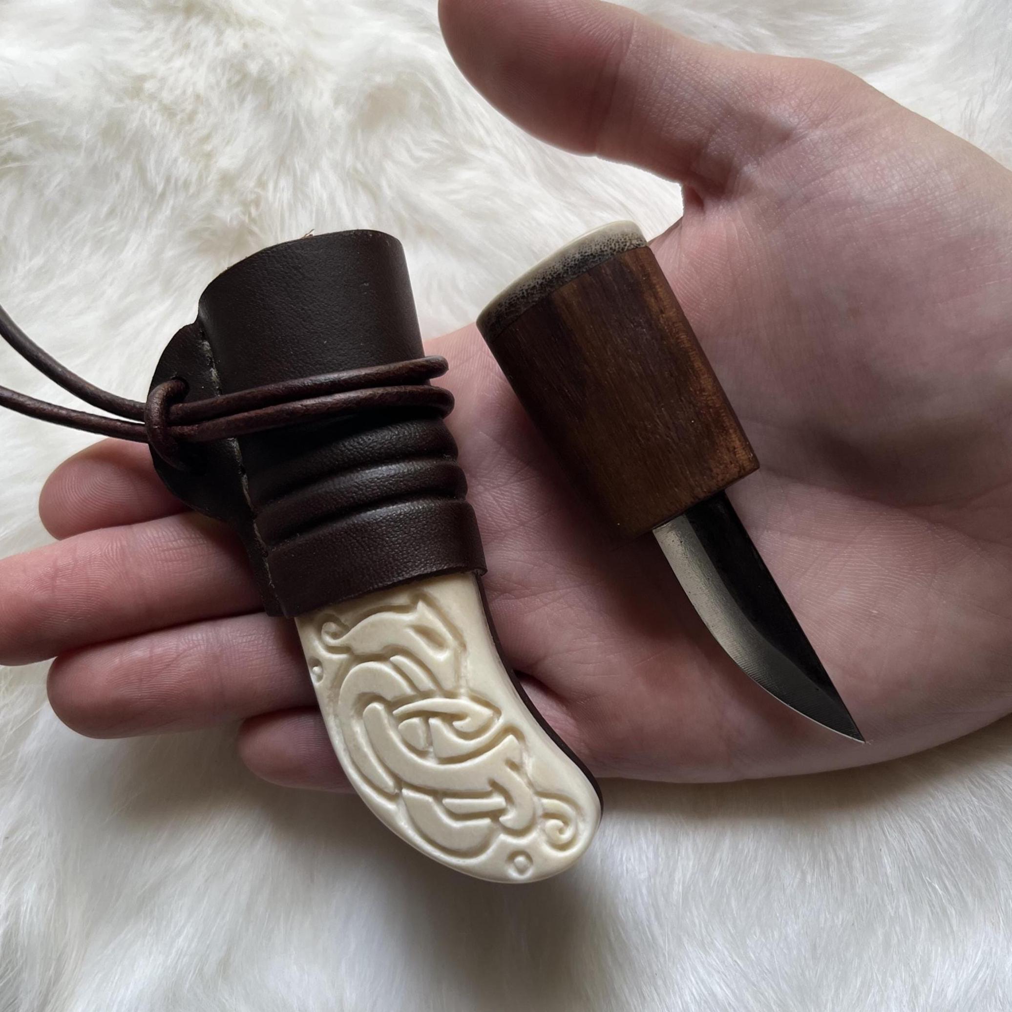 手彫りのウルネス サーペント プーッコ ネックナイフ | トナカイの角 