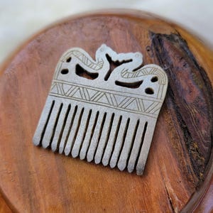 Peine vikingo de asta de reno tallada a mano: réplica de una recreación histórica