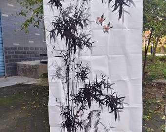Può includere: Una pergamena di carta bianca con una tradizionale pittura a inchiostro cinese. L'opera raffigura steli e foglie di bambù nero, con due piccoli uccelli in volo. Lo stile pittorico è minimalista ed elegante.