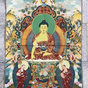 チベットタンカ シルクプリント絵画 仏教神工芸品 釈迦牟尼タンカ 壁掛けタンカ 瞑想ヨガ 仏教装飾タペストリー