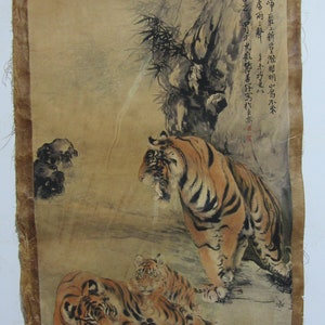 Vecchio grande dipinto su carta cinese, tre animali tigre che dipingono il margine dell'acqua senza pergamena, disegno di montagne dipinto su carta contrassegnata P1