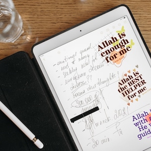 Pu&ograve; includere: Un tablet bianco con una custodia nera e una penna bianca. Lo schermo mostra appunti scritti a mano e citazioni ispiratrici in inglese e arabo. Le citazioni includono "Allah is enough for me" e "Allah is the best helper for me".