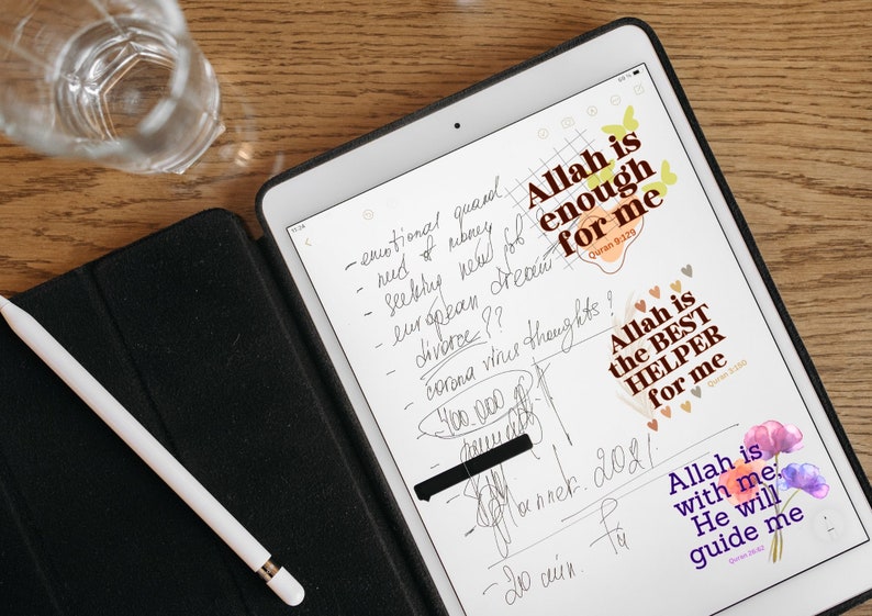 Pu&ograve; includere: Un tablet bianco con una custodia nera e una penna bianca. Lo schermo mostra appunti scritti a mano e citazioni ispiratrici in inglese e arabo. Le citazioni includono "Allah is enough for me" e "Allah is the best helper for me".