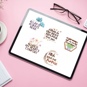Pu&ograve; includere: Un tablet digitale che mostra cinque adesivi digitali colorati con citazioni islamiche. Le citazioni sono: "Allah &egrave; sempre vicino", "Allah &egrave; il miglior aiutante per me", "Allah &egrave; il conforto del mio cuore", "Allah mi ha dato uno scopo", e "Allah vuole che non perda mai la speranza".