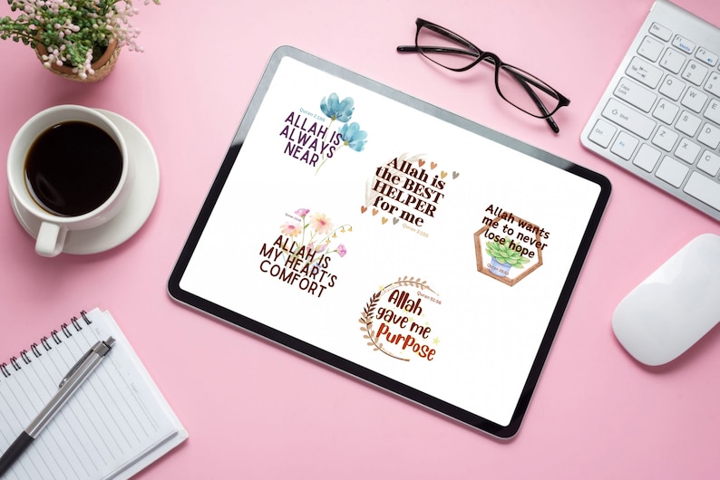 Pu&ograve; includere: Un tablet digitale che mostra cinque adesivi digitali colorati con citazioni islamiche. Le citazioni sono: "Allah &egrave; sempre vicino", "Allah &egrave; il miglior aiutante per me", "Allah &egrave; il conforto del mio cuore", "Allah mi ha dato uno scopo", e "Allah vuole che non perda mai la speranza".