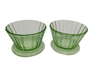 Vasos de sorbete de vaselina acanalados cónicos 2 por 3 en Vintageches