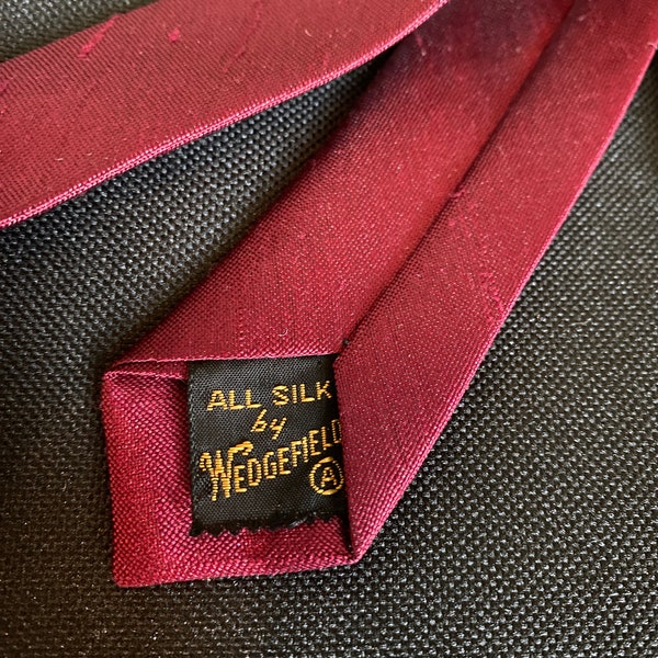 Vintage Wedgefield All Silk Skinny Tie, Necktie, Embroidered, Burgundy, Cranberry, Maroon, Wine, 3 Diamond Design