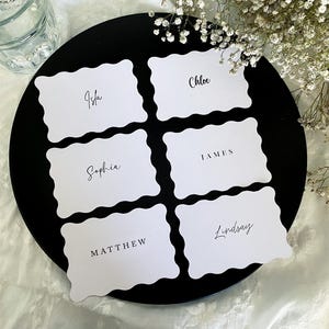 Gedruckte gewellte Tischkarten Hochzeit | Moderne gewellte Namenskärtchen | Sitzmöbel | Hennen Teil | Brautparty | Geburtstagsfeier | Sitzplan zum Selbermachen
