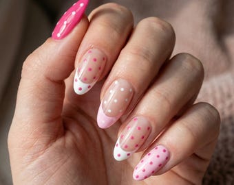 Valentijn pers op nagels, felroze polkadot french tip, amandelgeltips, herbruikbare manicure