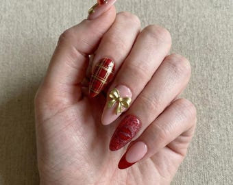 Valentijn kersenrode geruite druk op de nagels, gouden strik, aangepaste initiaal