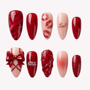 Op de afbeelding: Een set van tien kunstnagels in diverse ontwerpen en kleuren. De nagels hebben tinten rood, nude en glitter, met ontwerpen waaronder een strik, kusafdrukken, het woord "Lust" en het woord "Kiss".
