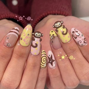 Y2K kawaii pers op nagels, 3D-aapbedel, pastelroze geel, tropische hibiscusbloem, middelgrote amandelnagels, handgemaakte herbruikbare gelset