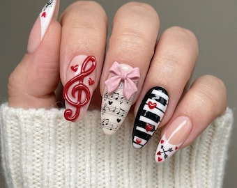Valentijn pers op nagels, muzikaal liefdeshart, amandelgeltips, herbruikbare manicure