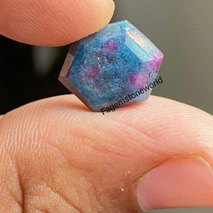 Handgefertigter Rubin Kyanit Edelstein: Facettiertes Hexagon, kalibriert Grösse 8