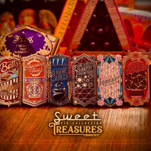 以下が含まれることがあります： 「Bott's Every Flavor Beans」や「Chocolate Frog」などのテキストとデザインが施された、6つのカラフルなエナメルピンのコレクション。木製の表面に展示されており、下部には「Sweet Treasures」の文字が見えます。