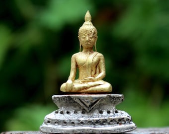 Buddha di bronzo che tocca la terra nella meditazione Dhyani Mudra
