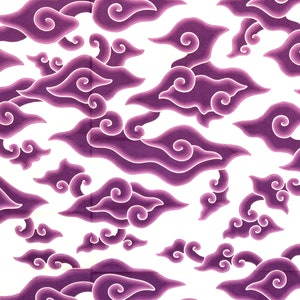Może przedstawiać: Bezszwowy wzór stylizowanych fioletowych chmur z białymi konturami na białym tle.
