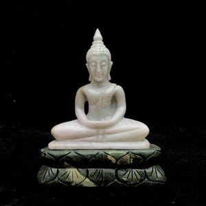 Sitzender Buddha aus grüner Jade