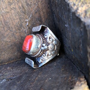 Bague Vintage Tibétaine Selle En Argent Sterling Et Corail Rouge - Pièce Rare - Occasion