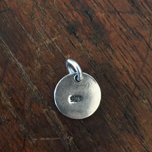 Ciondolo Om Sacro In Argento 925 - Piccolo Charm Da 9mm Con Moschettone