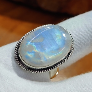 天然ムーンストーンリング：ハンドメイド925スターリングシルバー、オーバルレインボーファイヤーリング