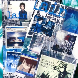 Op de afbeelding: Een collage van afbeeldingen in blauwe en witte tinten. Het woord "LAIN" is prominent aanwezig. Andere afbeeldingen tonen anime-personages, computerschermen en de tekst "A WEIRD BUT IM REAL THO" en "CYBE cafe".
