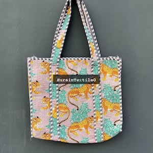 美しいコットンタイガープリントキルティングダッフルトートバッグ、ブロックプリントショルダーバッグ、環境に優しいサステナブルバッグ、ハンドメイドキャリーオールパッチバッグ、