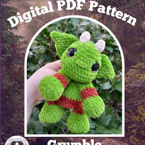 Puede incluir: Un peluche de ganchillo de un duende verde con rayas rojas en los brazos y las piernas, con grandes ojos negros y dos pequeños cuernos blancos en la cabeza. El texto Digital PDF Pattern y Grumble the Goblin aparece en la imagen.