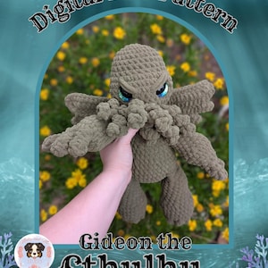 Op de afbeelding: Een gehaakt olijfgroen knuffeldier in de vorm van een wezen met tentakels, vleugels en iriserende blauwe ogen. De tekst luidt Digital PDF Pattern, Gideon the Cthulhu en @mollyandmestudio. Het ontwerp heeft een ronde kop en ledematen.