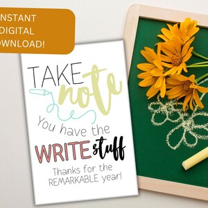 Op de afbeelding: Een printbare kaart met de tekst "Take note you have the WRITE stuff. Thanks for the REMARKABLE year!" in een kleurrijke handgeschreven stijl. De kaart is geplaatst tegen een groen schoolbord met een tekening van bloemen en krijt.