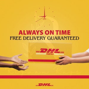 Pu&ograve; includere: Uno sfondo giallo con un quadrante dell'orologio con una freccia rossa che punta al numero 12. Il testo "ALWAYS ON TIME FREE DELIVERY GUARANTEED" &egrave; in lettere rosse. Una scatola gialla con il logo DHL express viene passata da una mano all'altra. Il testo "DHL" &egrave; in lettere rosse nella parte inferiore dell'immagine.